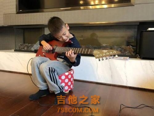 田亮晒儿子弹吉他帅照 小亮仔换新发型更像爸爸了