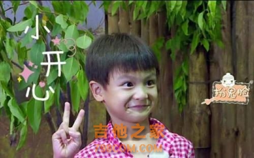 田亮晒儿子弹吉他帅照 小亮仔换新发型更像爸爸了