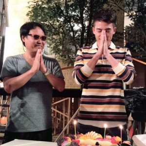 欧豪片场庆23岁生日 抱吉他现场为工作人员献唱