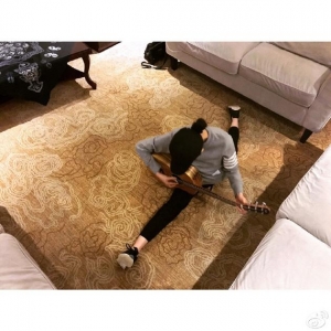 欧阳娜娜一字马弹吉他满屏都是大长腿