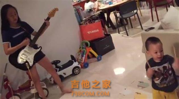 二姐弹吉他，小V宝乱入。