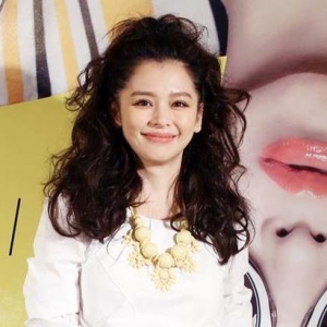 徐若瑄继女露美腿酷弹吉他小V宝嗨打鼓乱入