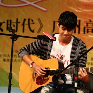 李玉玺拿吉他弹唱 与高校学生比赛掰馍落败(图)