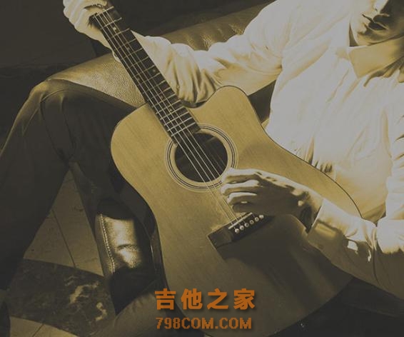 喜欢民谣的人都有一把专属吉他，弹一弹，青春，岁月，流金往事