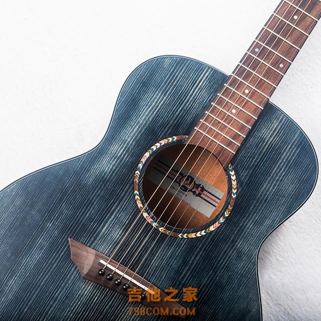 喜欢民谣的人都有一把专属吉他，弹一弹，青春，岁月，流金往事