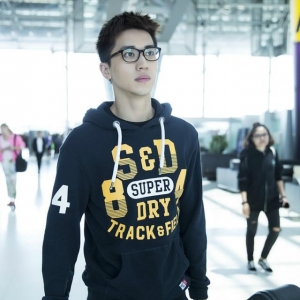 许魏洲手拎吉他文艺范儿十足 疯狂粉丝为他下跪打call