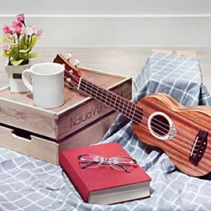 学吉他是自学还是找老师？