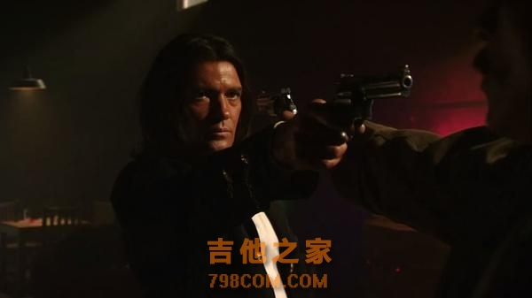 一言不合就开枪，小心电影里的吉他歌手！