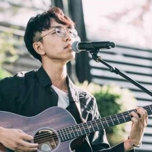 你这么喜欢民谣，你一定是个有故事的姑娘吧？