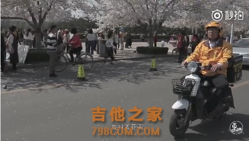 背着吉他送外卖的小哥，每个梦想都值得我们尊重