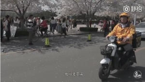 背着吉他送外卖的小哥，每个梦想都值得我们尊重
