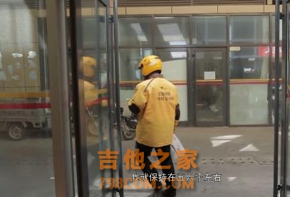 背着吉他送外卖的小哥，每个梦想都值得我们尊重