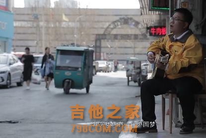 背着吉他送外卖的小哥，每个梦想都值得我们尊重