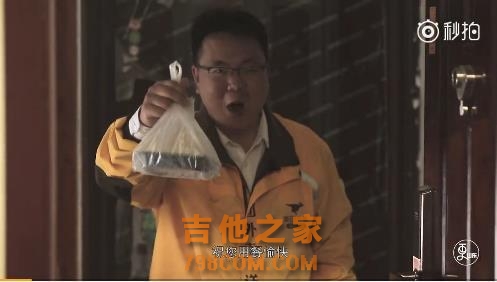背着吉他送外卖的小哥，每个梦想都值得我们尊重