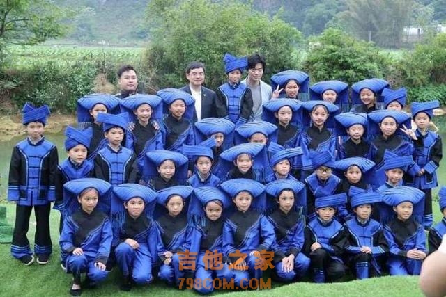 歌手李健化身山歌老师, 弹吉他晒合照, 老干部这次别有风情