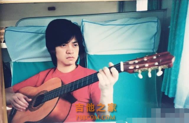 43岁李健拿着吉他唱山歌，依然是17年前，风度翩翩的水木年华