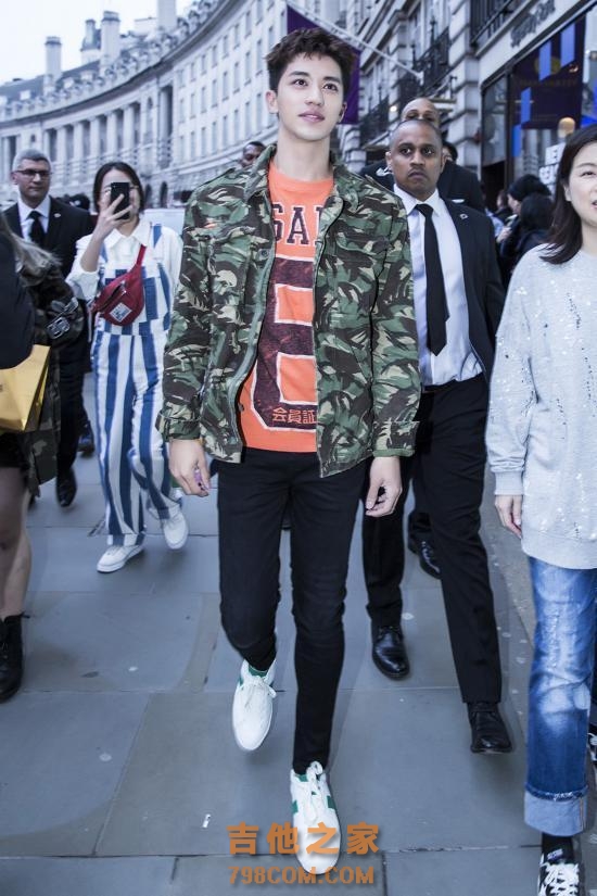许魏洲伦敦出席代言活动 吉他solo嗨燥全场