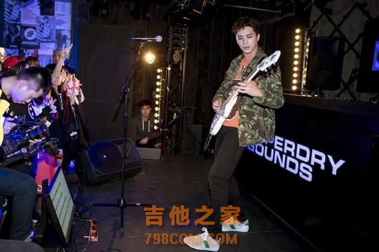 许魏洲伦敦出席代言活动 吉他solo嗨燥全场