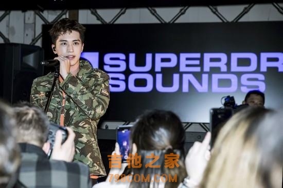 许魏洲伦敦出席代言活动 吉他solo嗨燥全场