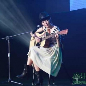 电吉他接音箱后交流声较大