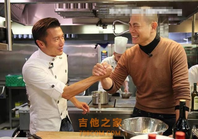 谢霆锋探望张柏芝母子 父子罕见合体玩吉他！