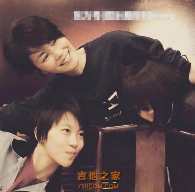谢霆锋探望张柏芝母子 父子罕见合体玩吉他！
