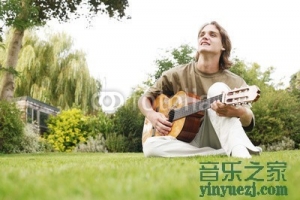 弹吉他时是否可以带假指甲？