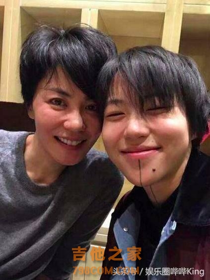 谢霆锋为王菲窦靖童弹吉他伴奏视频流出，其乐融融画面温馨！