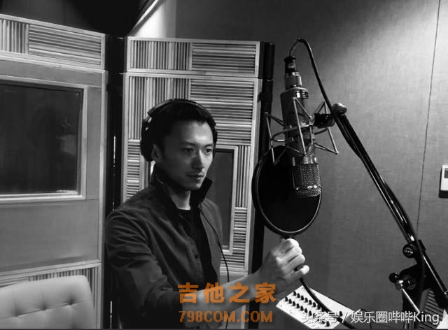 谢霆锋为王菲窦靖童弹吉他伴奏视频流出，其乐融融画面温馨！