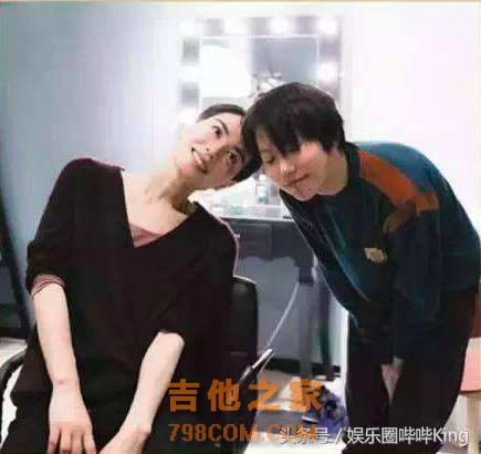 谢霆锋为王菲窦靖童弹吉他伴奏视频流出，其乐融融画面温馨！