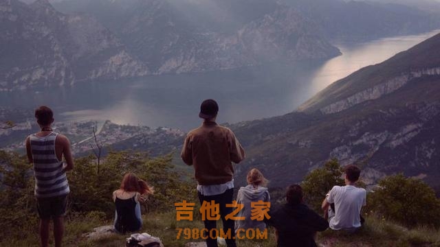 吉他和你，明媚了四季