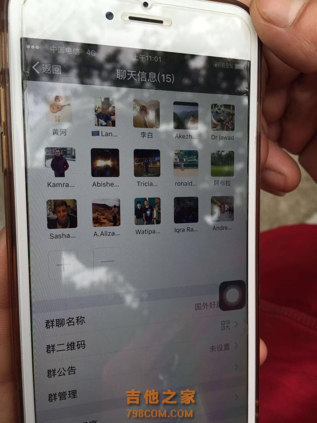 “网红”快递小哥用英语送货 文艺青年弹得一手好吉他