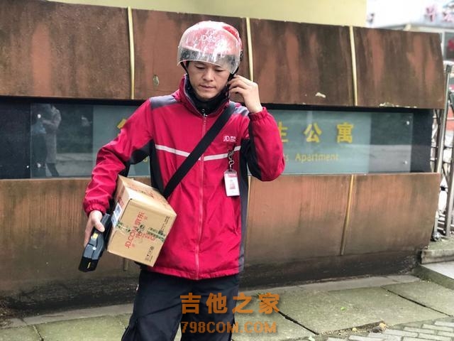 “网红”快递小哥用英语送货 文艺青年弹得一手好吉他