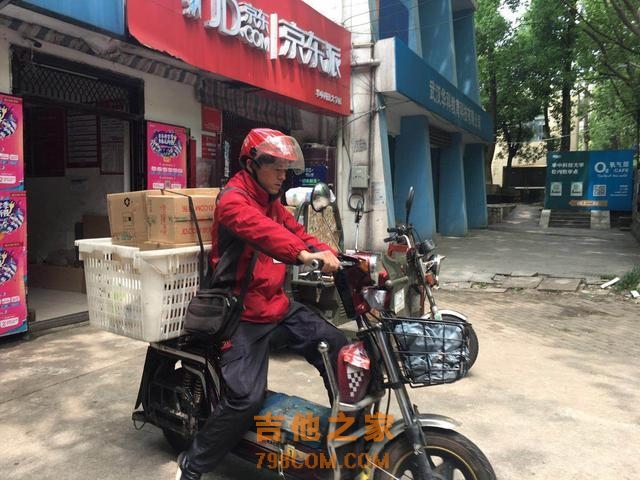 “网红”快递小哥用英语送货 文艺青年弹得一手好吉他