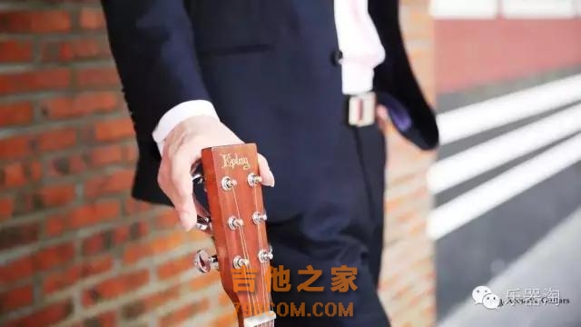 初学吉他琴友该如何选购吉他