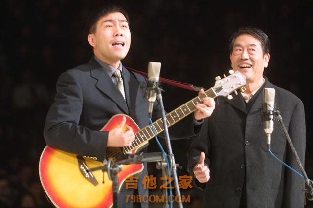 杨议4岁学艺，80年代以吉他相声走红，获首届侯宝林金像奖