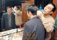 杨议4岁学艺，80年代以吉他相声走红，获首届侯宝林金像奖