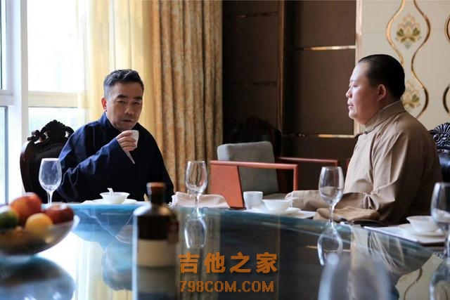 杨议4岁学艺，80年代以吉他相声走红，获首届侯宝林金像奖