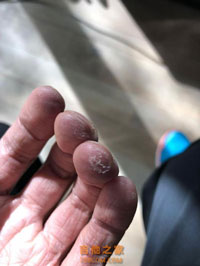 谢霆锋晒照练吉他手指头起茧子开不了家里指纹锁，今天起改录脚纹
