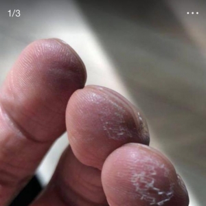 谢霆锋练吉他磨花手指纹，用脚解锁，细节暴露做品牌代言人很尽职 ...