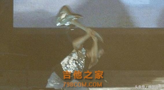 谢霆锋再也不是那个砸吉他的酷男孩了，熨斗烫头录脚纹解锁奇葩啊