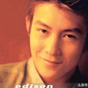 谢霆锋再也不是那个砸吉他的酷男孩了，熨斗烫头录脚纹解锁奇葩啊
