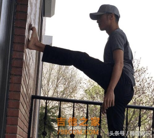 谢霆锋再也不是那个砸吉他的酷男孩了，熨斗烫头录脚纹解锁奇葩啊