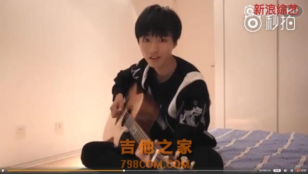 王俊凯唱《告白气球》吉他弹一半抬头深情望女粉脸红啦