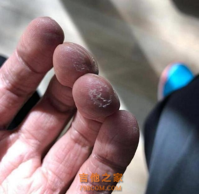 谢霆锋王菲八千万婚房被曝光，谢霆锋大秀一字马，练吉他练出伤！