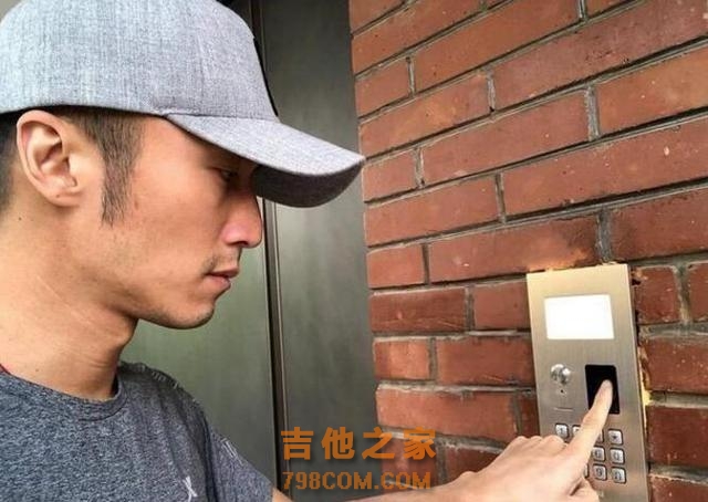 谢霆锋王菲八千万婚房被曝光，谢霆锋大秀一字马，练吉他练出伤！