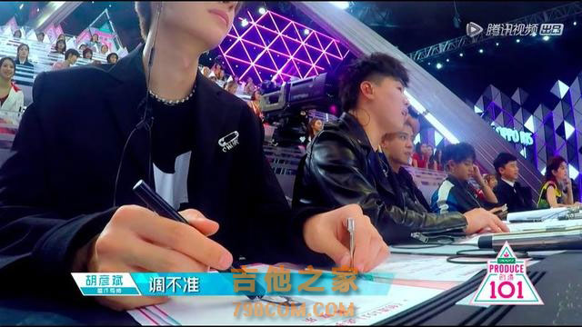 她是星二代，张杰夸她眼睛大，胡彦斌听出调差为她单膝跪地调吉他