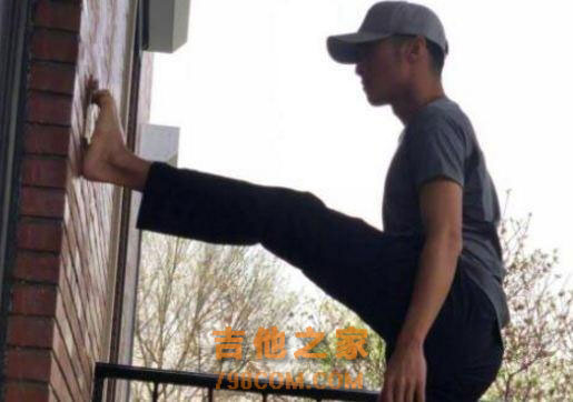 谢霆锋苦练吉他磨破手指头 回归歌坛劲爆开唱 能否再创辉煌