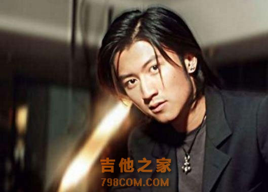 谢霆锋苦练吉他磨破手指头 回归歌坛劲爆开唱 能否再创辉煌