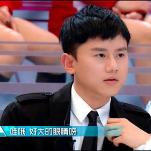 焦恩俊之女焦曼婷，张杰夸她眼睛大，胡彦斌单膝跪地帮她调吉他
